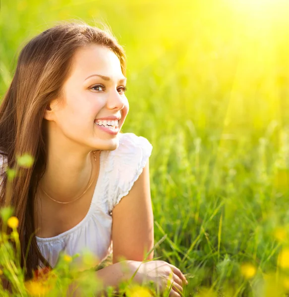 Chica acostada en el campo de verano — Foto de Stock