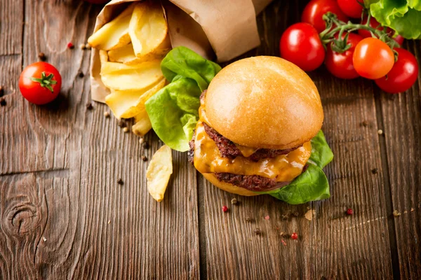 Hamburger mit Pommes auf dem Tisch — Stockfoto