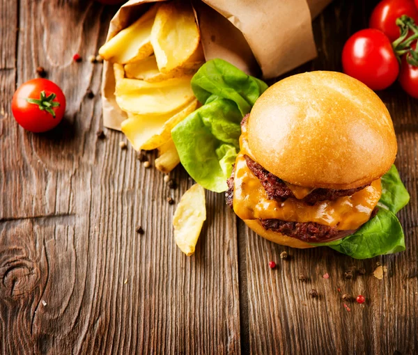 Hamburger con patatine fritte sul tavolo — Foto Stock