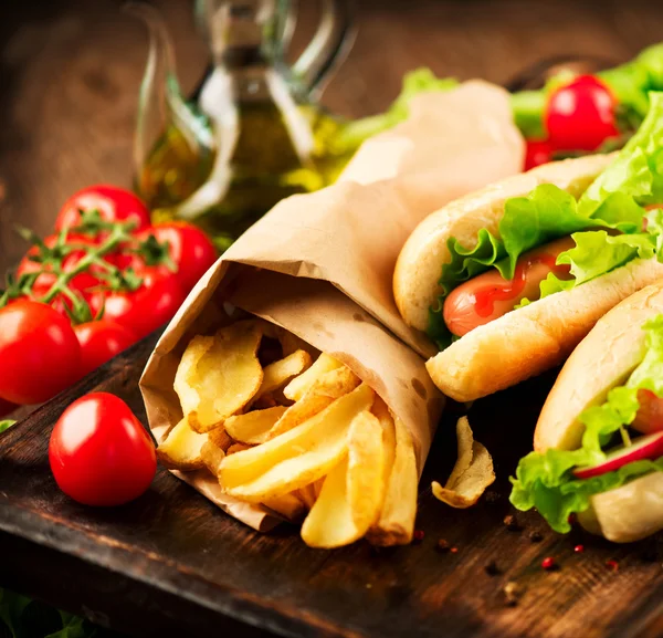 Gegrillte Hot Dogs mit Senf und Ketchup — Stockfoto