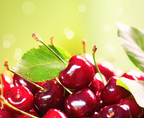 Fresh ripe cherries — Stock Photo, Image