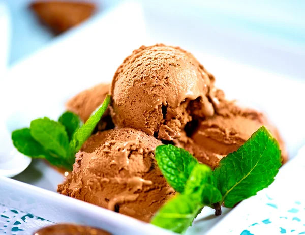 Ice cream scoops met chocolade — Stockfoto