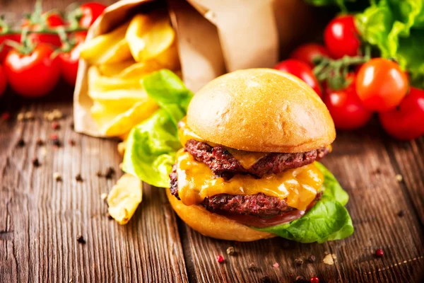 Hambúrguer saboroso com batatas fritas — Fotografia de Stock