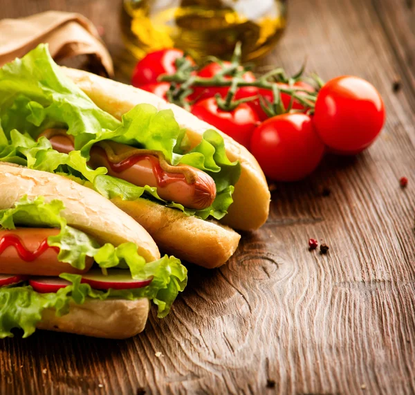 Hot dogy s hořčicí a kečupem — Stock fotografie