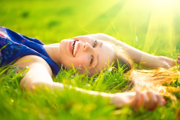 Vrouw op het veld Stockafbeelding