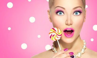 Lolipop yiyen kız