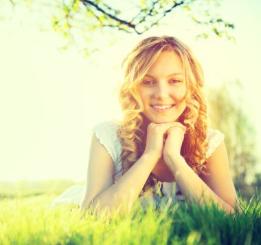 kadın yaz sahada yalan