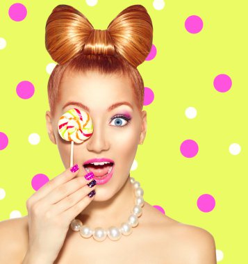 yay saç modeli ve lolipop kızla