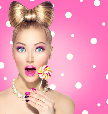 Lolipop yiyen kız