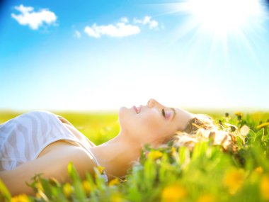 Yaz sahada çiçeklerle yalan kız