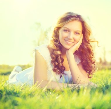 kadın yaz sahada yalan