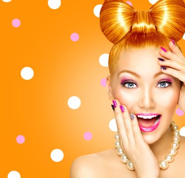 komik yay saç modeli ile kız