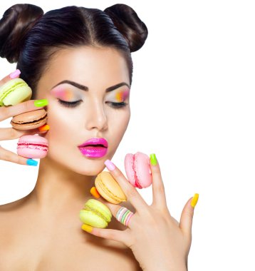 kadın holding renkli macaroons