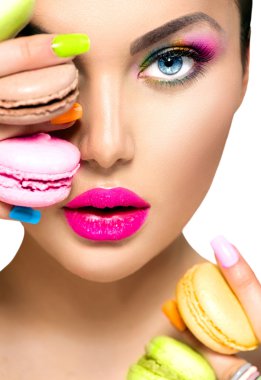 kadın holding renkli macaroons