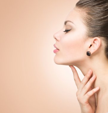 Onun yüzünü dokunaklı kadın