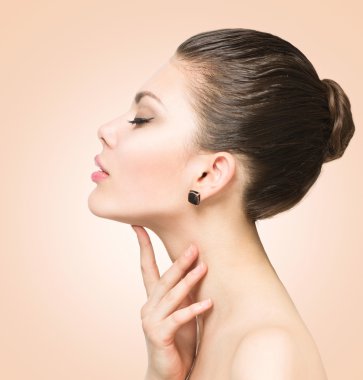 Onun yüzünü dokunaklı kadın