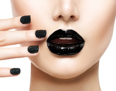 Havyar manikür ve siyah dudak