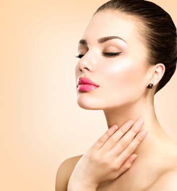 Onun yüzünü dokunaklı kadın