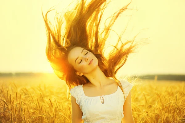 Skönhet romantisk flicka utomhus i solljus — Stockfoto