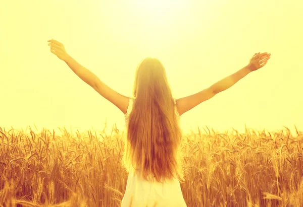 Девушка поднимает руки в солнечных лучах — стоковое фото