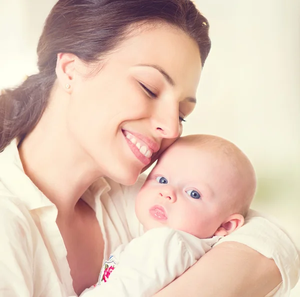 Annem ve onun yeni doğan bebek. — Stok fotoğraf