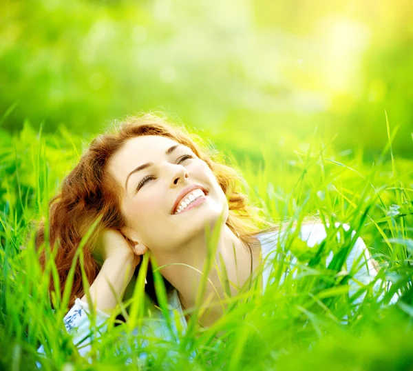 Mujer al aire libre disfrutando de la naturaleza — Foto de Stock