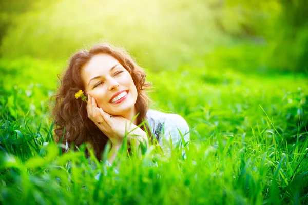 Mulher ao ar livre desfrutando da natureza — Fotografia de Stock