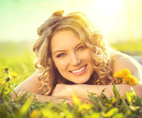 Young woman lying on  field — Stock Photo, Image