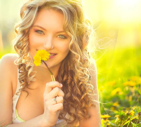 Mujer olor a flor de diente de león — Foto de Stock