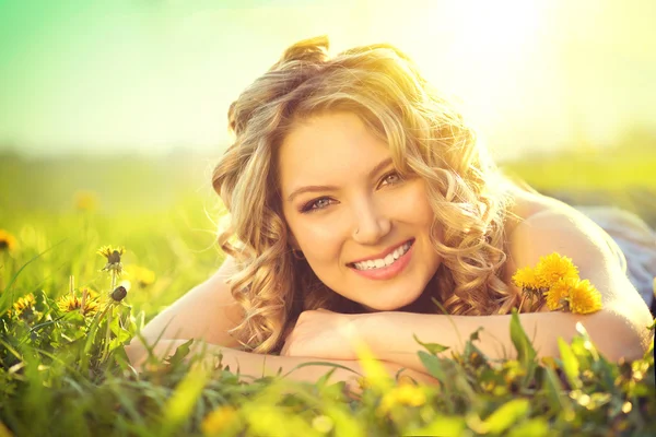 Mujer joven acostada en el campo — Foto de Stock