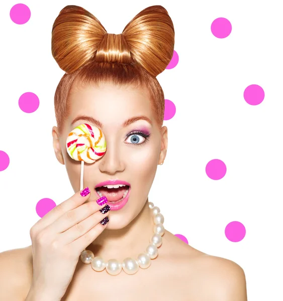 Flicka med rosett frisyr och lollipop — Stockfoto
