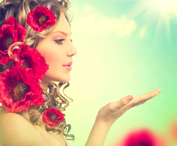 Ragazza con fiori di papavero rosso in acconciatura — Foto Stock