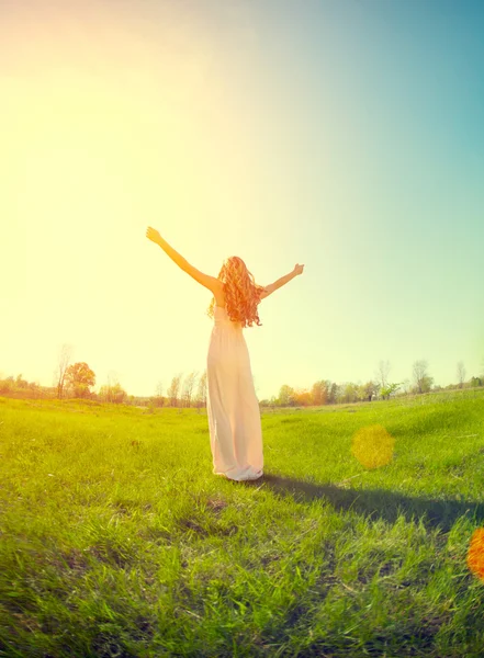 Ragazza godendo la natura sul campo — Foto Stock