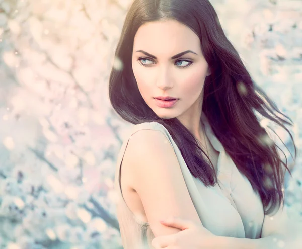 Fille portrait en plein air dans les arbres en fleurs — Photo