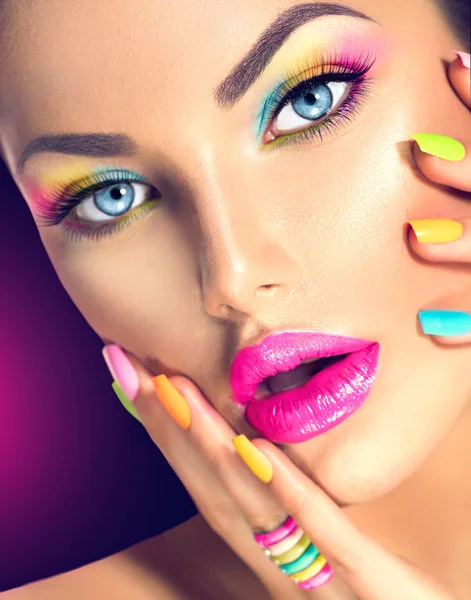 Beauty girl face with vivid makeup — Stock Photo, Image