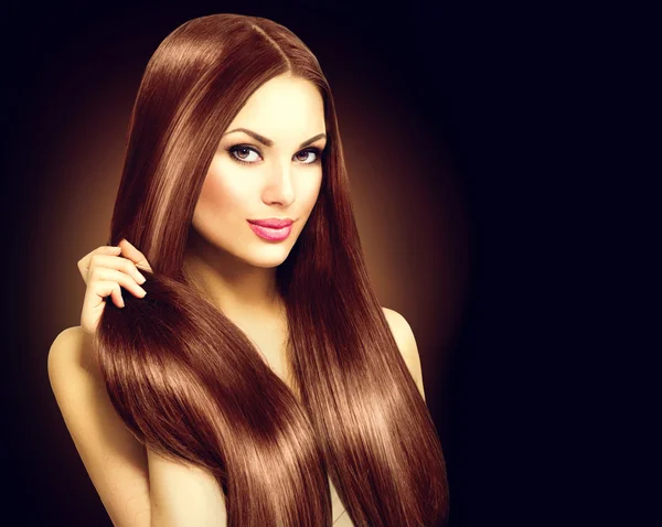 Mujer tocando su cabello liso — Foto de Stock