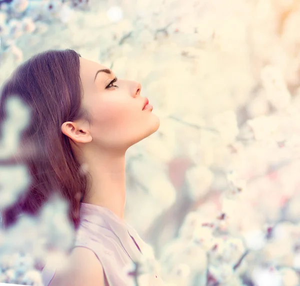 Printemps fille de la mode dans les arbres en fleurs — Photo