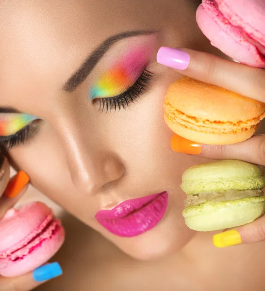 Mujer sosteniendo coloridos macarrones — Foto de Stock