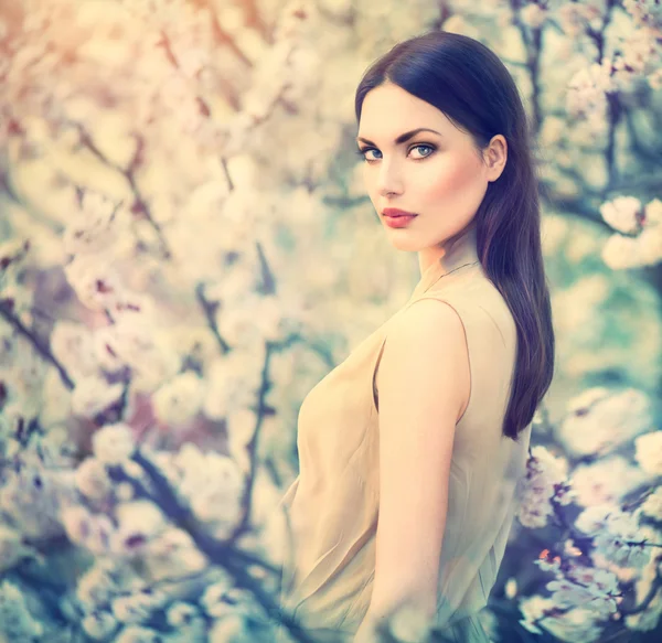 Ragazza di moda in primavera alberi in fiore — Foto Stock