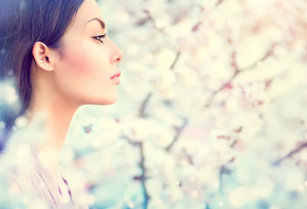 Ragazza ritratto all'aperto in alberi in fiore — Foto Stock