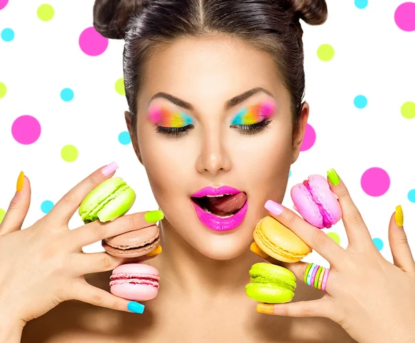 Belleza moda modelo chica con colorido maquillaje tomando colorido —  Fotos de Stock