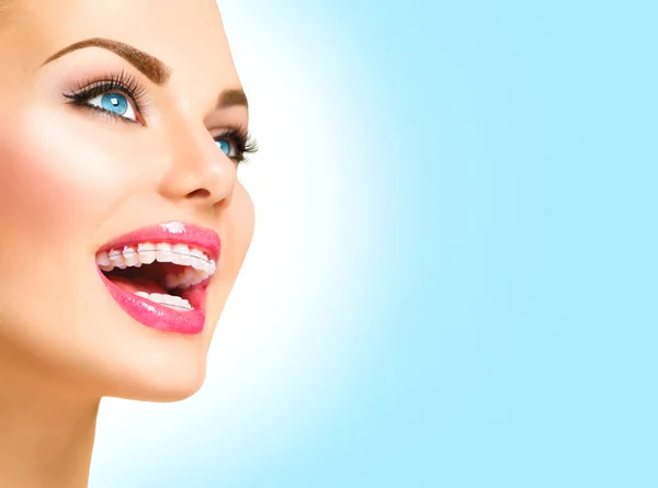 Krásná žena s rovnátky na zubech — Stock fotografie