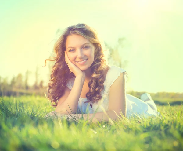 Mujer acostada en el campo de verano Fotos de stock