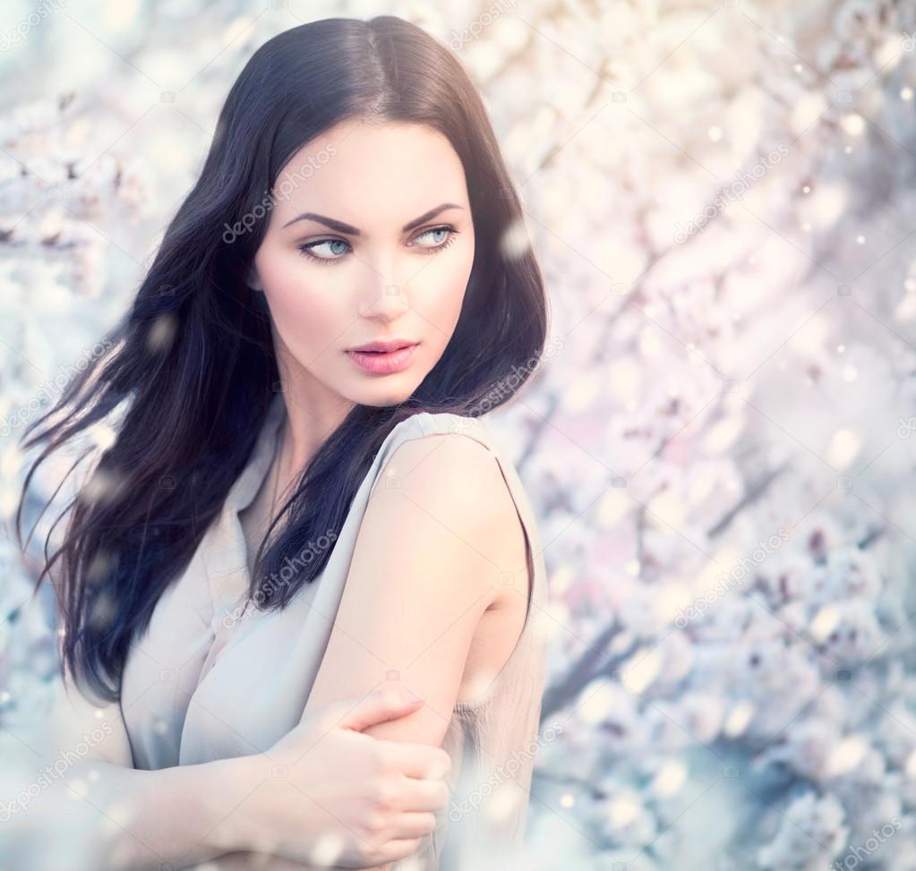 girl outdoor portrait in blooming trees