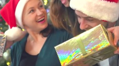 Genç kızı sunan Hediyelik