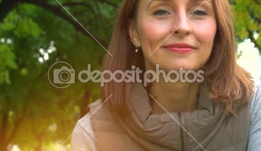 Sonbahar parkında orta yaşlı bir kadın