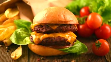 hamburger ile kişiler üzerine ahşap tablo.