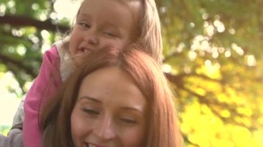 Anne ve bebek sonbahar Park'ta açık havada