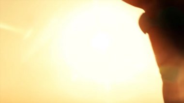 Güzel kaygısız kız atlama