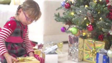 kız hediye kutusu açar